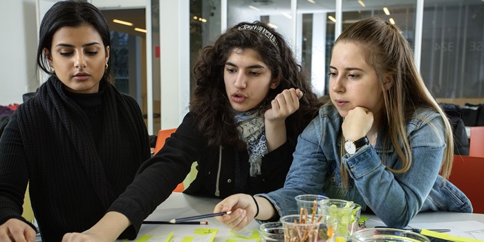 Teeba Al-Dulaimi together with upper secondary school girls Helena Faraj and Lelina Myhre Nielsen. Photo: Mikal Schlosser