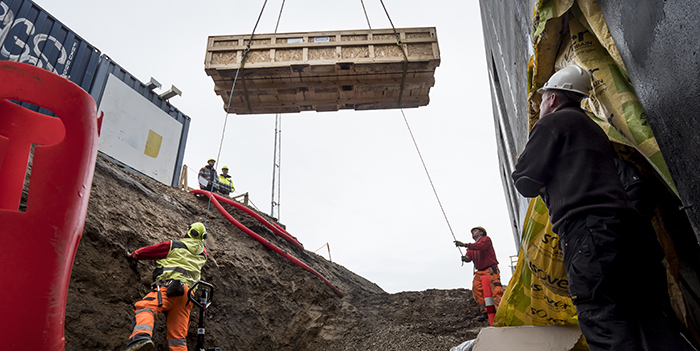 3D Imaging Center - 4 tons tung granitsten til røntgenudstyr bliver sænket ned.