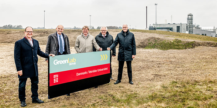 Fra venstre: Christopher Sorensen, CEO, GreenLab Skive, Peder Christian Kirkegaard, Borgmester, Skive (V), Stig P. Christensen, Bestyrelsesformand i EnergiFonden Skive, Lars Christoffersen, Dekan, DTU og Anders Bjarklev, rektor, DTU. Foto: Mette Johnsen.