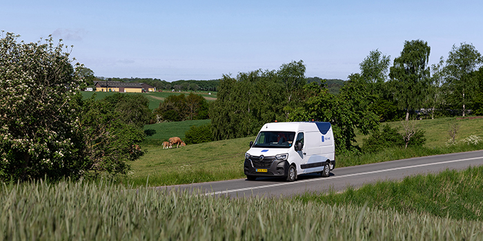 TDC NET, which connects Denmark via mobile networks and landlines, has 850 technician cars that drive 80,000 kilometers daily, equivalent to two full times around the Earth. The goal is to reduce it by 25 percent by 2025 using far more advanced automated transportation planning.