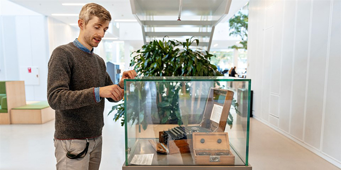 DTU's eksemplar af Enigma-maskinen er fra 2. verdenskrig og blev i 2008 købt fra en amerikansk samler. Det vides dog ikke, hvor den har været brugt, eller hvilken rolle den har haft. Foto: Thomas Steen Sørensen