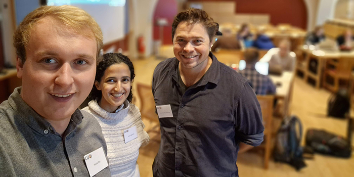 Seniorforsker Jakob Sauer Jørgensen (til højre) og postdocs Nicolai Riis og Amal Alghamdi, som sammen har stået i spidsen for at udvikle software-værktøjet. På billedet  ses de tre ved en CUQIpy-workshop i september 2022. Foto: Nicolai A. B. Riis.