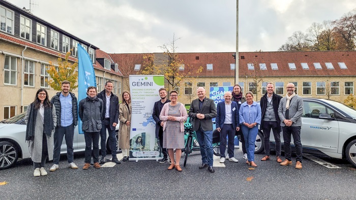 The image is from a pop-up mobility hub with shared cars, bikes, and scooters in front of Mariehøj Cultural Center in Rudersdal, where the partners held a kick-off meeting on Friday, November 3. Photo: Region H