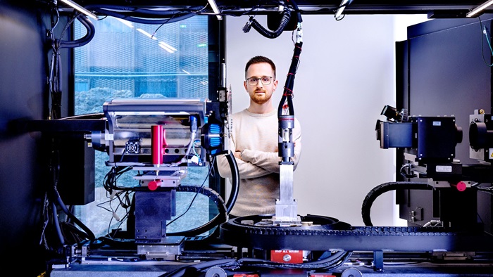 Ph.d.-studerende Pawel Pieta blotlægger den nøjagtige mikrostruktur af mozzarella ved hjælp af CT-skanninger. Foto: Bax Lindhardt