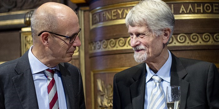 Uddeling af Ole Rømer Guldmedaljen 2022. Rektor på Københavns Universitet Henrik C. Wegener, professor Carsten Thomassen, DTU Compute. Foto: Hanne Kokkegård, DTU Compute