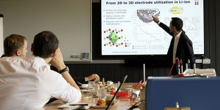 Uddannelses- og forskningsminister Tommy Ahlers besøgte DTU Energi for at høre om dansk forskning i udvikling af nye batterimaterialer og katalysatorer, og brug af kunstig intelligens i energiplanlægning