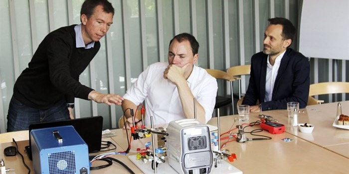 Uddannelses- og forskningsminister Tommy Ahlers besøgte DTU Energi for at høre om dansk forskning i udvikling af nye batterimaterialer og katalysatorer, og brug af kunstig intelligens i energiplanlægning