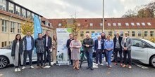 The image is from a pop-up mobility hub with shared cars, bikes, and scooters in front of Mariehøj Cultural Center in Rudersdal, where the partners held a kick-off meeting on Friday, November 3. Photo: Region H