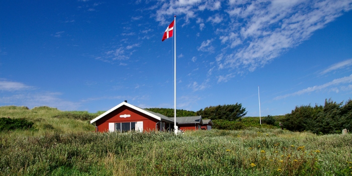 Production of wind power and solar energy is utilized to heat the water in 30 holiday homes with pools at the seaside towns of Blokhus and Blåvand.